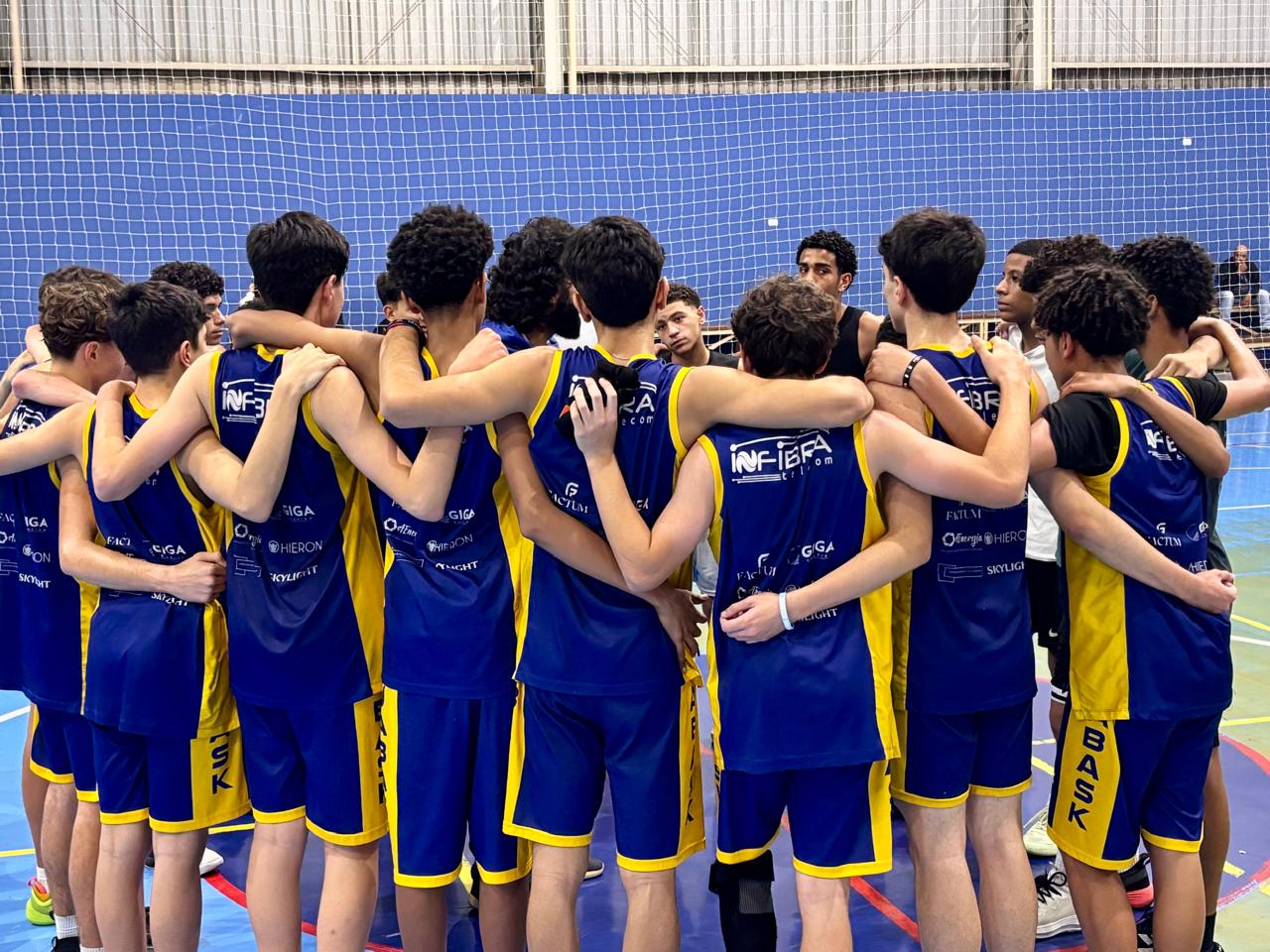 Jogadores reunidos em roda antes do jogo