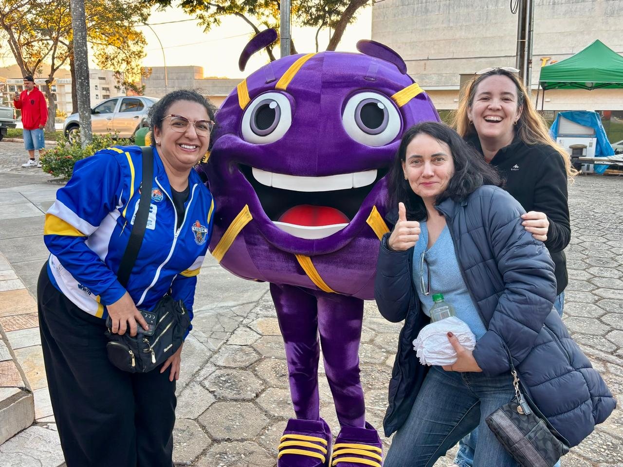 Maes da equipe com a mascote Sulinha na Copa Sula